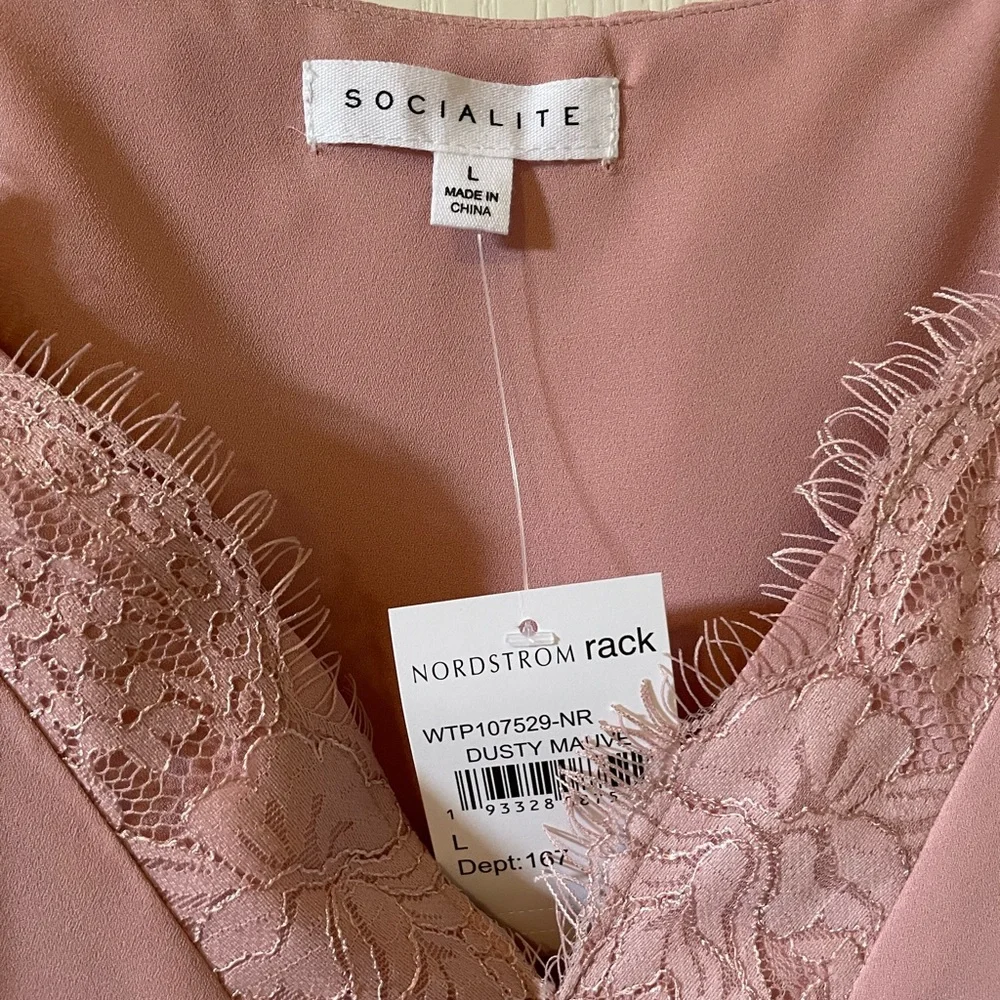 Socialite Blush Lace V Neck Cami - Picture 6 of 6